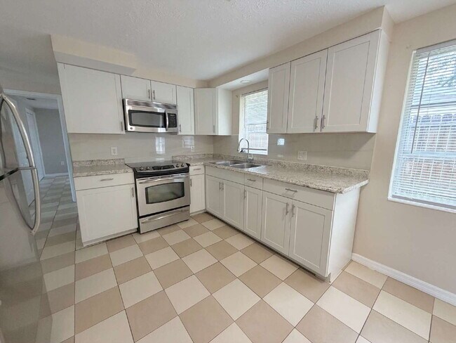 Building Photo - "Charming 3-Bed, 2-Bath on Jackson Street"