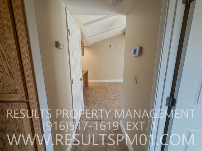 Building Photo - 5568 Hillsdale Blvd