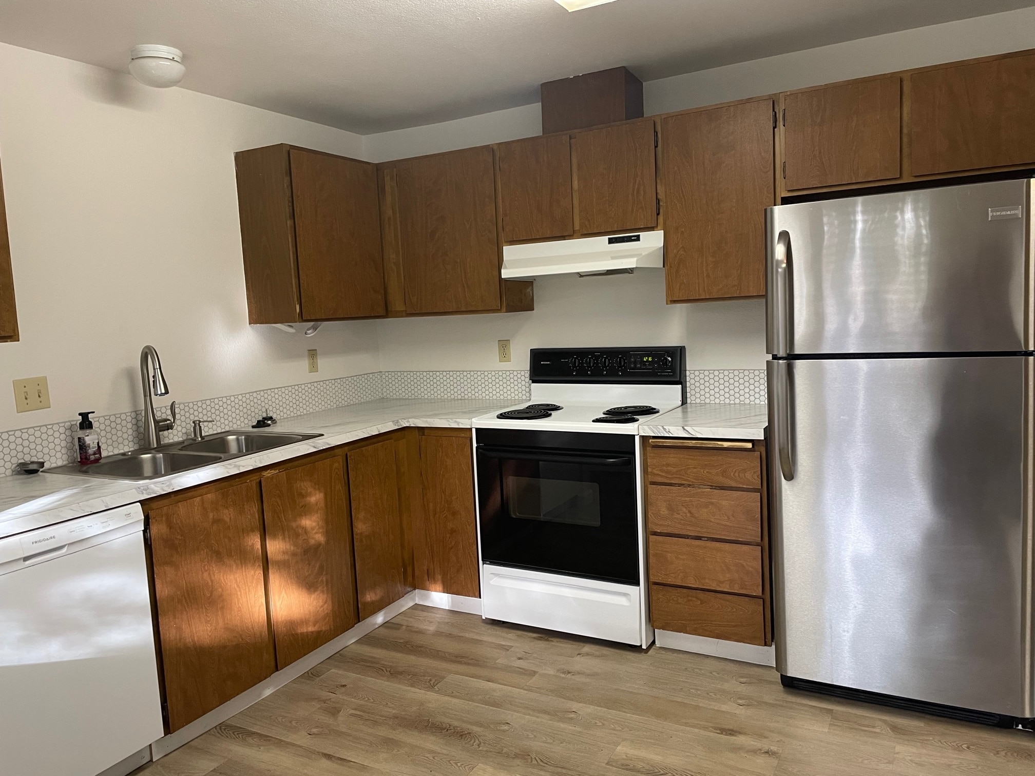 Kitchen - 418 S Quillan Plz