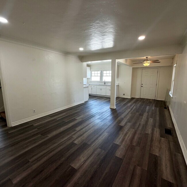 Building Photo - 211 H St