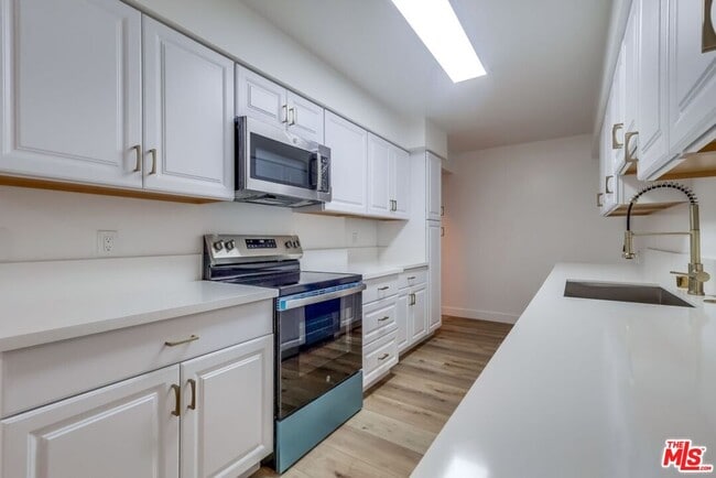 Building Photo - 435 N Oakhurst Dr