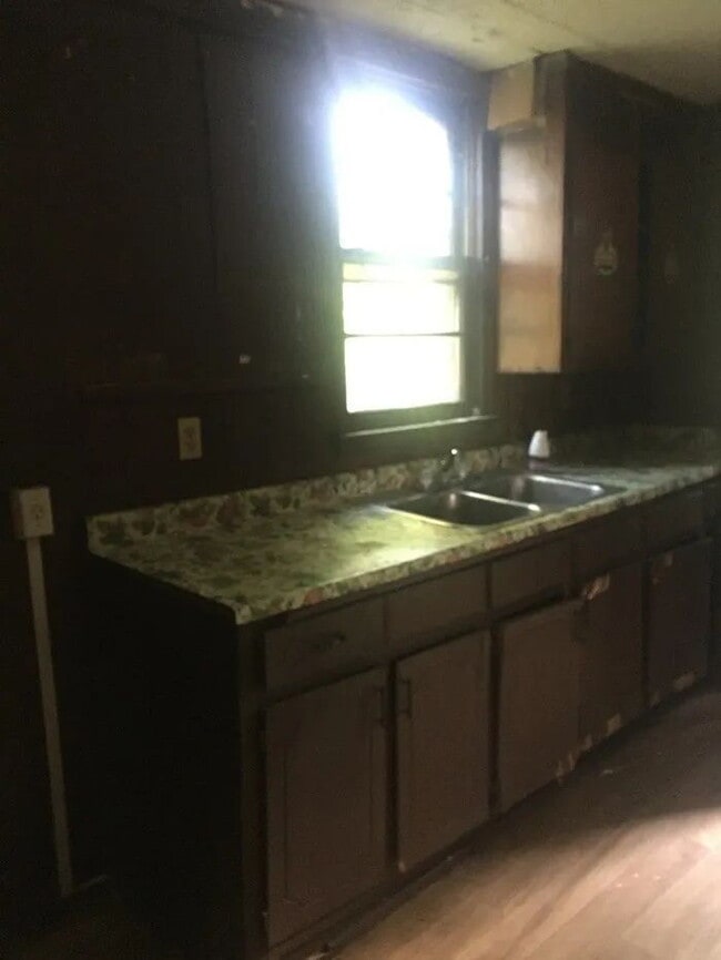 Building Photo - Charming 2-Bedroom Gem on River Street – Your Cozy Laurens Retreat!