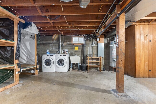 Building Photo - Spacious 6 Bed 2 Bath Home- N Portland Charmer!