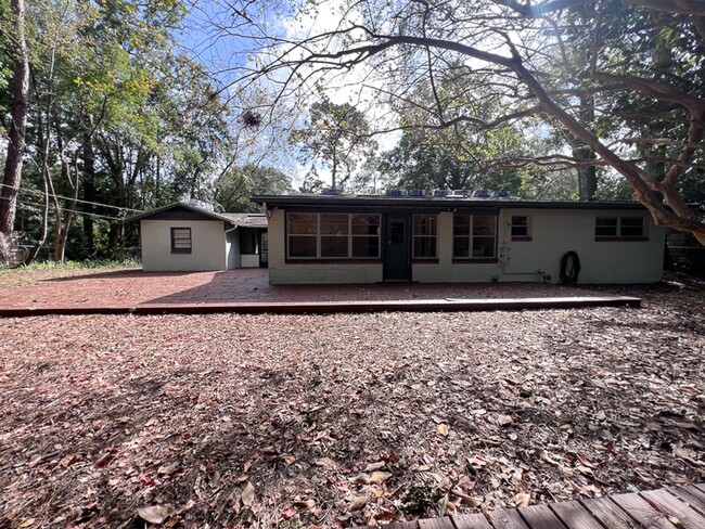 Building Photo - 3/2 Pet Friendly Home Close to Campus Avai...