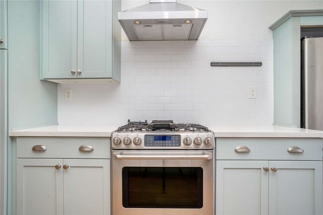 Building Photo - 5049 Mt Royal Dr