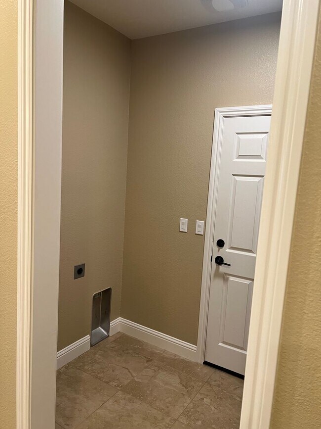 Building Photo - Beautiful Family Home