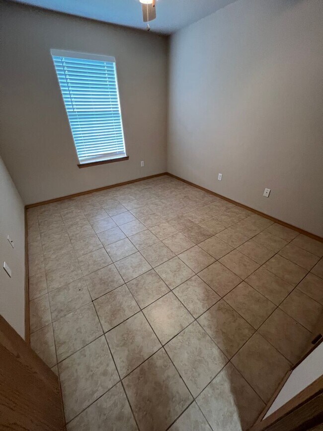 Building Photo - 2016 Plum Creek Ln