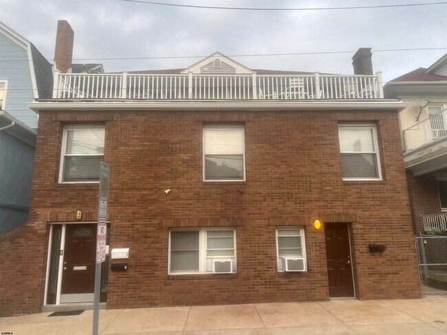 Primary Photo - 7 S Laclede Pl