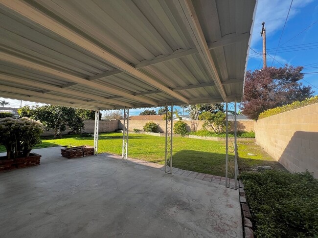 Building Photo - Spacious 4-bedroom, 2.5-bath Home Fountain Valley