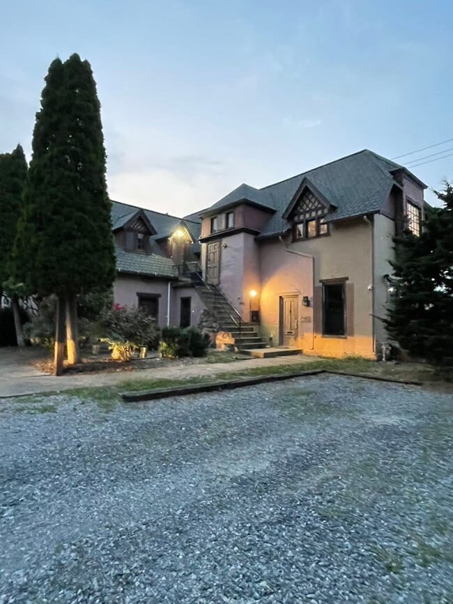 Building Photo - 904 W 4th St