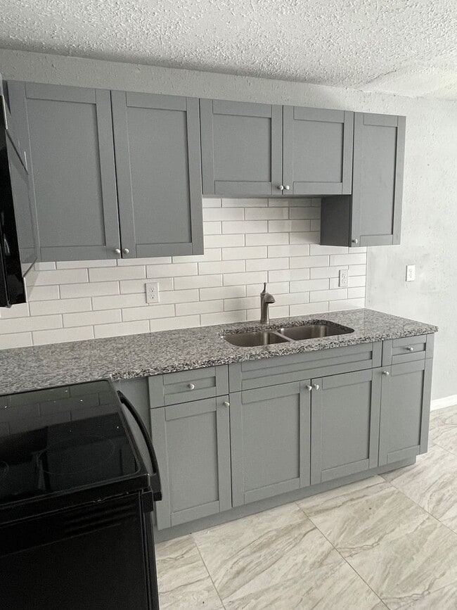 Building Photo - **Move in Ready 4/2 Single Family home