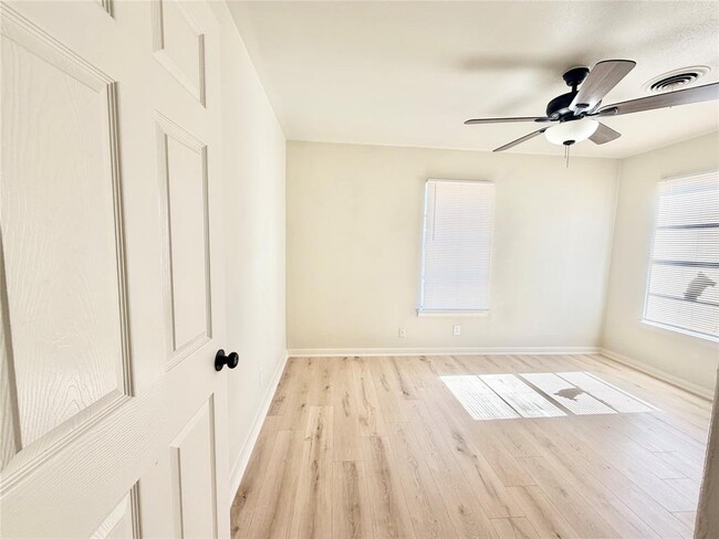 Building Photo - 5330 Wellington Dr