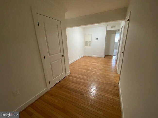 Building Photo - 2838 Hartford St SE