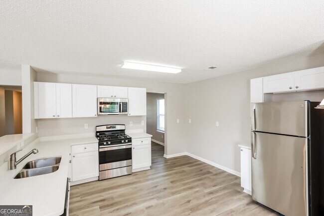 Building Photo - 465 Pinevale Ct