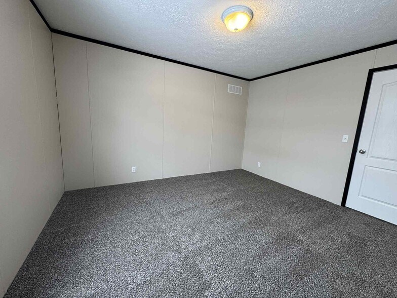 Building Photo - 48583 Pineview Dr