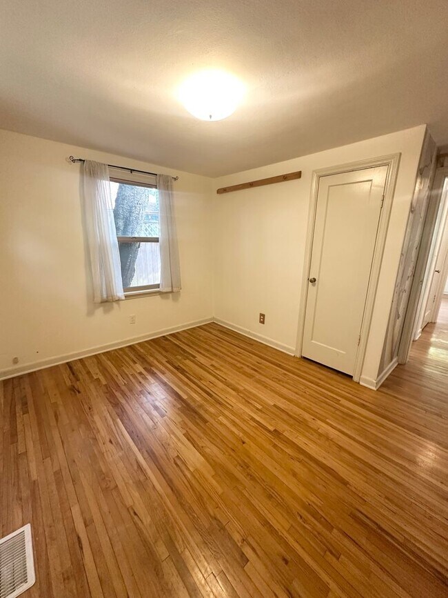 Building Photo - Charming 2-Bedroom, 1-Bathroom House in North Seattle.