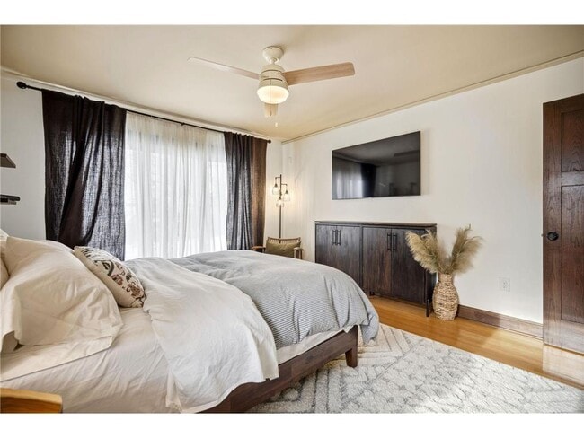 Building Photo - 241 Russell Ave S