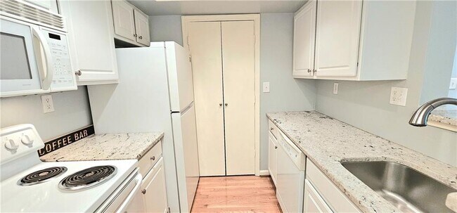Building Photo - 2060 Chastain Park Ct NE
