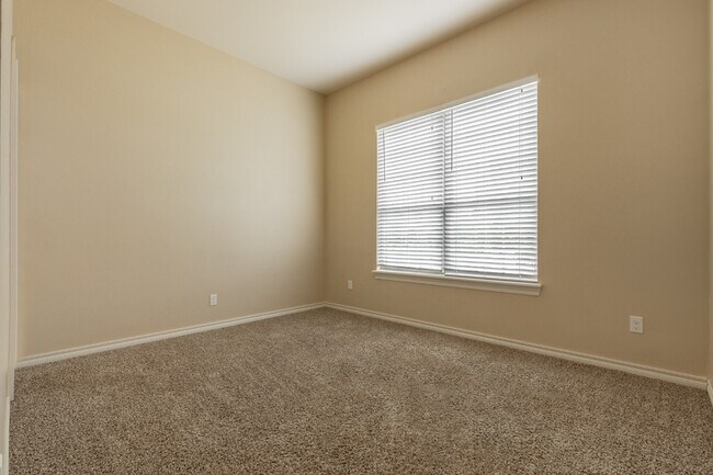 Building Photo - 600 Irish Ln