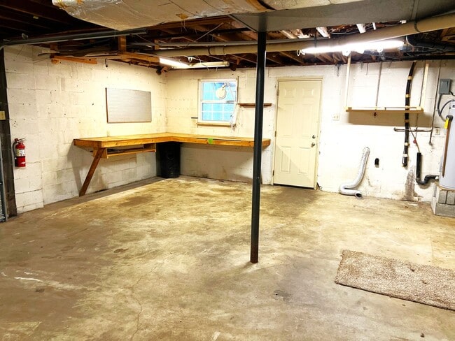 Building Photo - West Knoxville 37921 - Great Location! 3 bedroom 2.5 bath home w/bonus room - Call Adam Sharp (86...