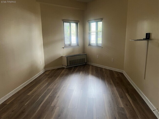 Building Photo - 725 Miller Ave