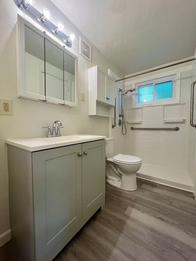 Building Photo - Incredible 3 Bedroom House in Quaint Plum Neighborhood! CALL TODAY!