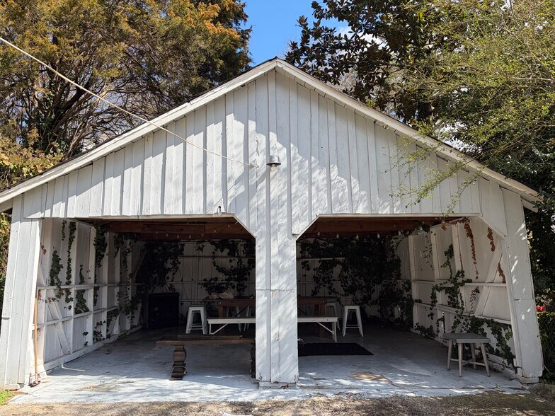 Garage - 2710 Winburn Ter