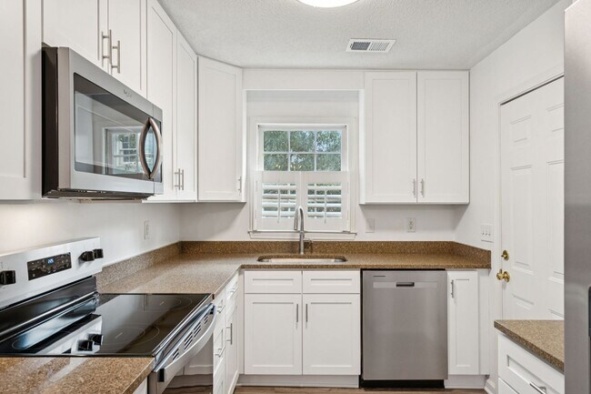 Building Photo - 3BR/2BA Home with Fireplace and Fenced Yard in Mt Pleasant