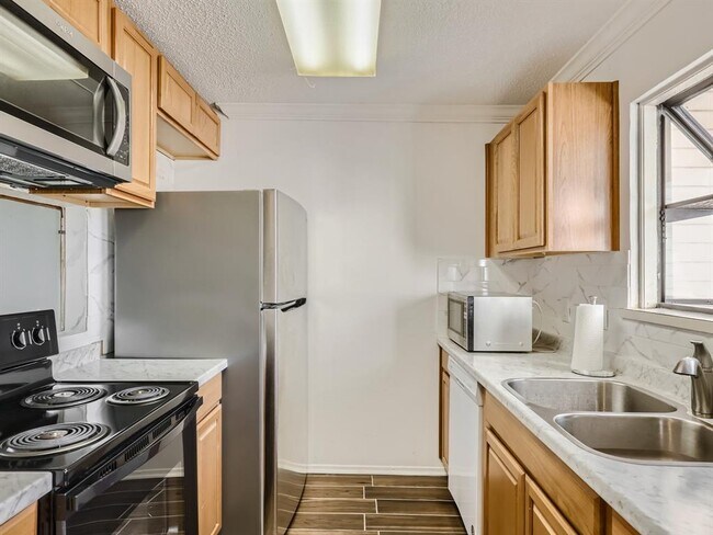 Building Photo - 8400 Jamestown Dr