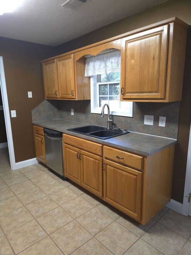 Building Photo - FOR RENT in NORTH COLUMBUS! Available NOW!