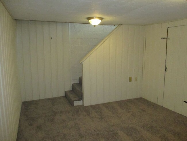 Building Photo - Semi-Deteched Near Hunington Metro!!