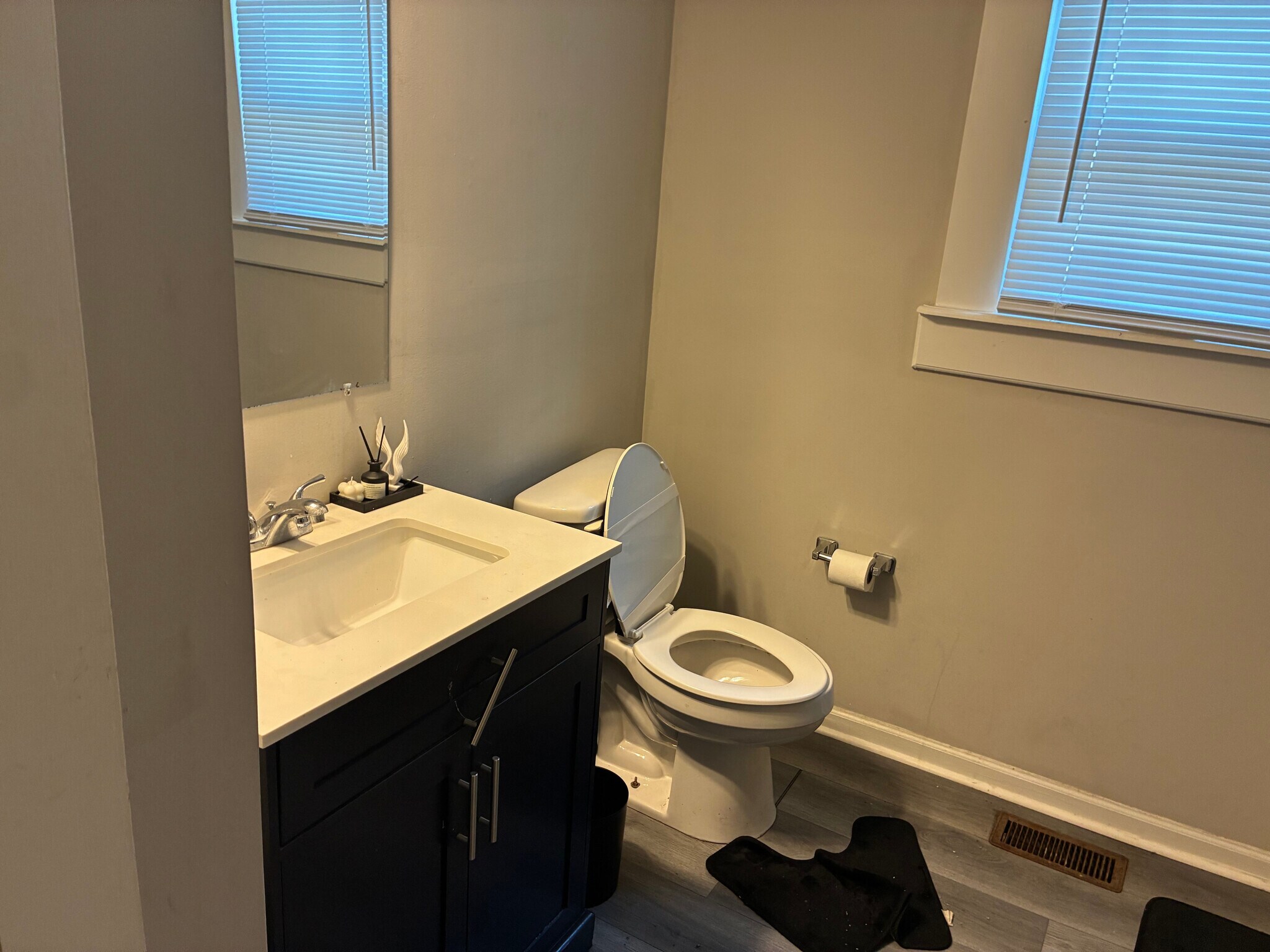 Building Photo - Room in House on Formosa Ave