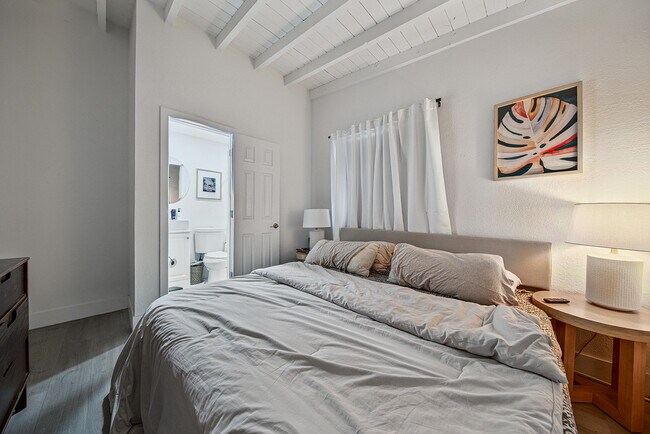 Building Photo - 140 SE 9th Ave