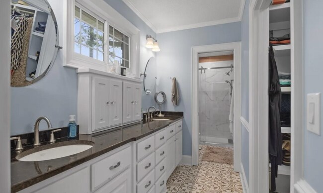 Building Photo - NEW LISTING!!!!!