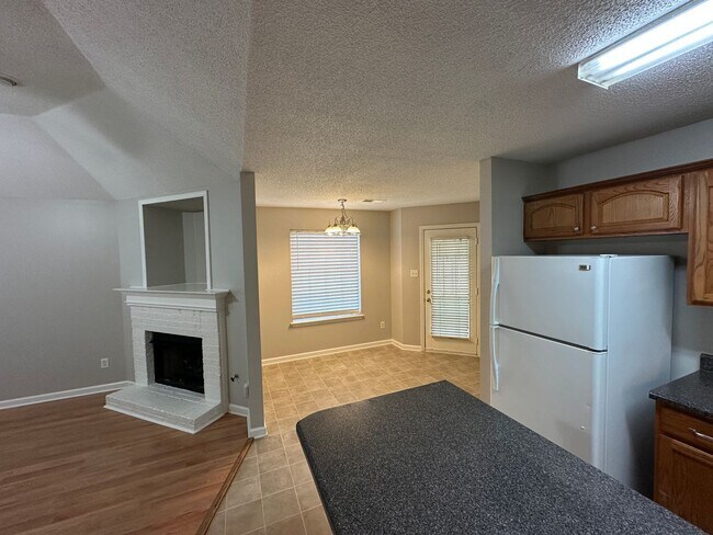 Building Photo - Lovely Cordova home. Fresh Paint and New Carpet! Fenced backyard and eat in kitchen. Pets are wel...