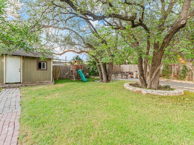 Building Photo - 404 Mulberry Dr