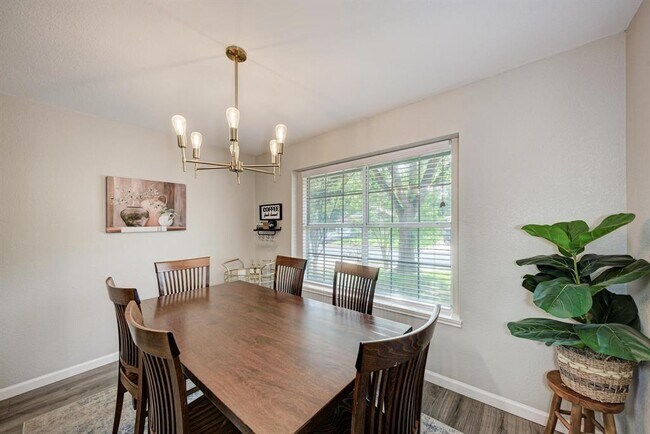 Building Photo - 2022 Balsam Way