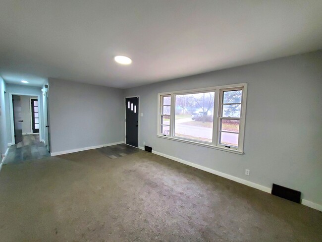 Building Photo - FOR RENT- Three Bed on Anita St near Allen...