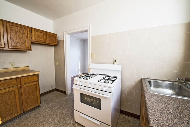 Building Photo - 1815 W 77th