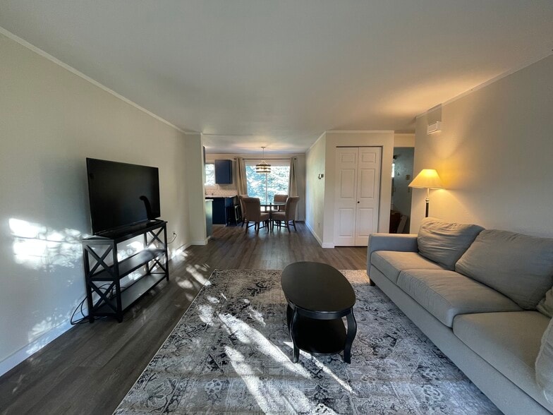 Living Room - 500 W Horizon Ct