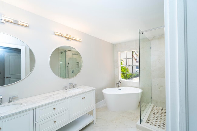 Building Photo - 6185 NW 77th Pl