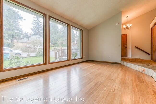 Building Photo - 4 br, 2.5 bath House - 2311 NE Parkview Drive