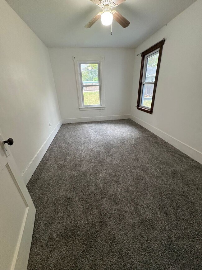 Building Photo - Charming Northside La Crosse Home