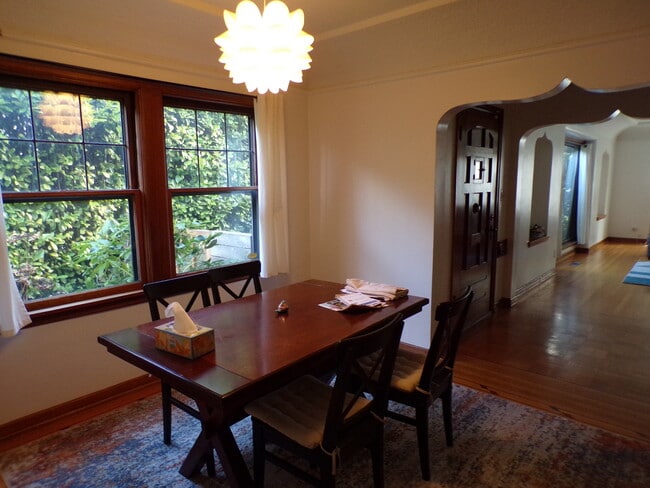 Building Photo - 4621 NE Royal Ct