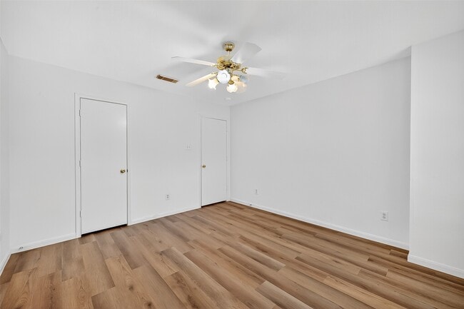 Building Photo - 8366 Golf Green Cir