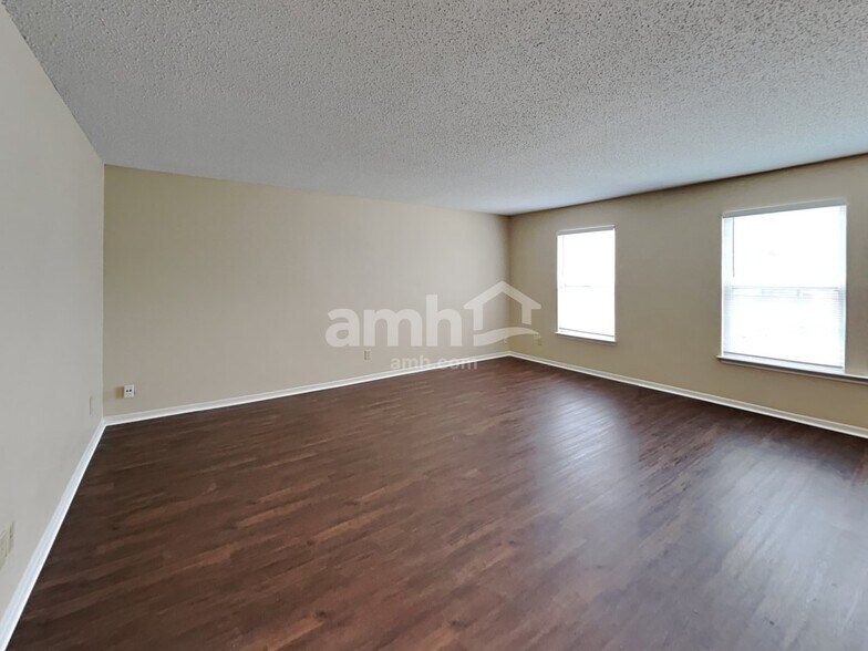 Building Photo - 10798 Cyrus Dr