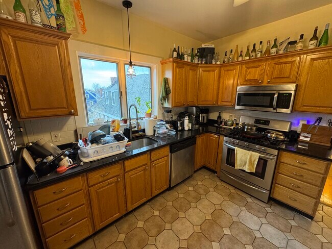 Building Photo - 176 Elm St