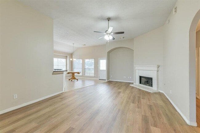 Building Photo - 2212 Highland Crossing Dr