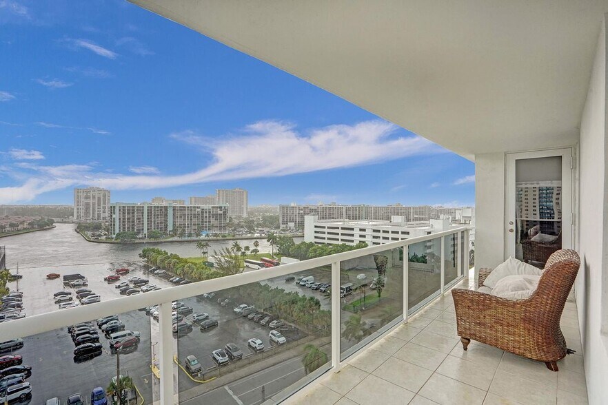 Building Photo - 3725 S Ocean Dr