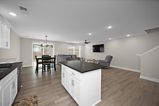 Building Photo - 204 Hunter Ln